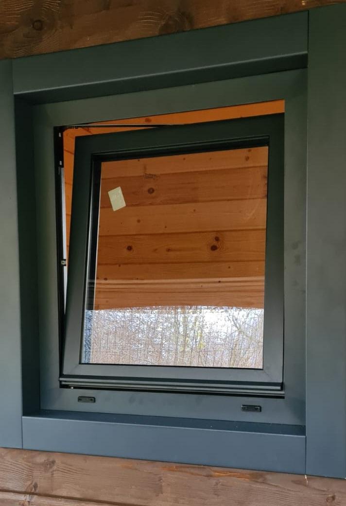 Алюминиевое окно с откосом и наличником для деревянного дома №1.13